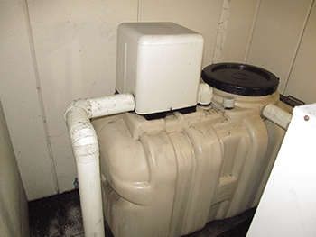 ３階への給水用設備（受水槽とポンプ）